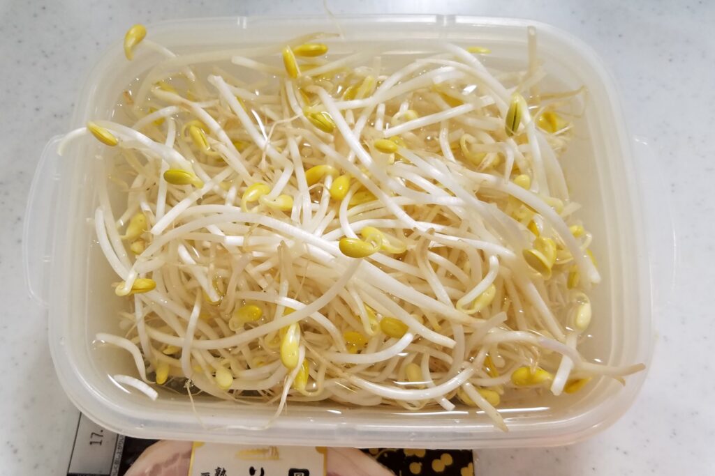 豆もやしが入っている入れ物