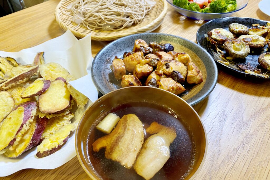 さつまいもの天ぷらと肉の炒め物とそばの献立