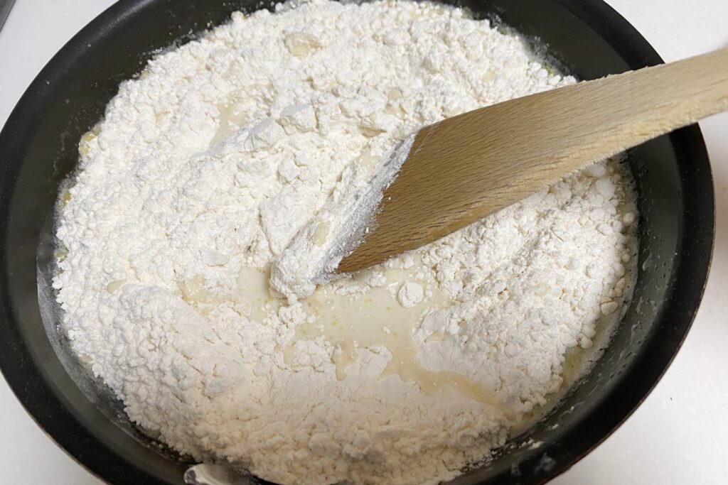 ちぎりパンの粉をまぜているところ