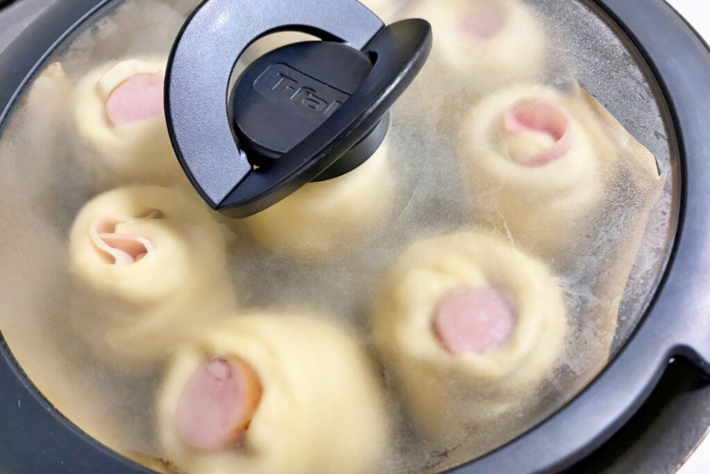 フライパンでフタをして焼いているちぎりパン