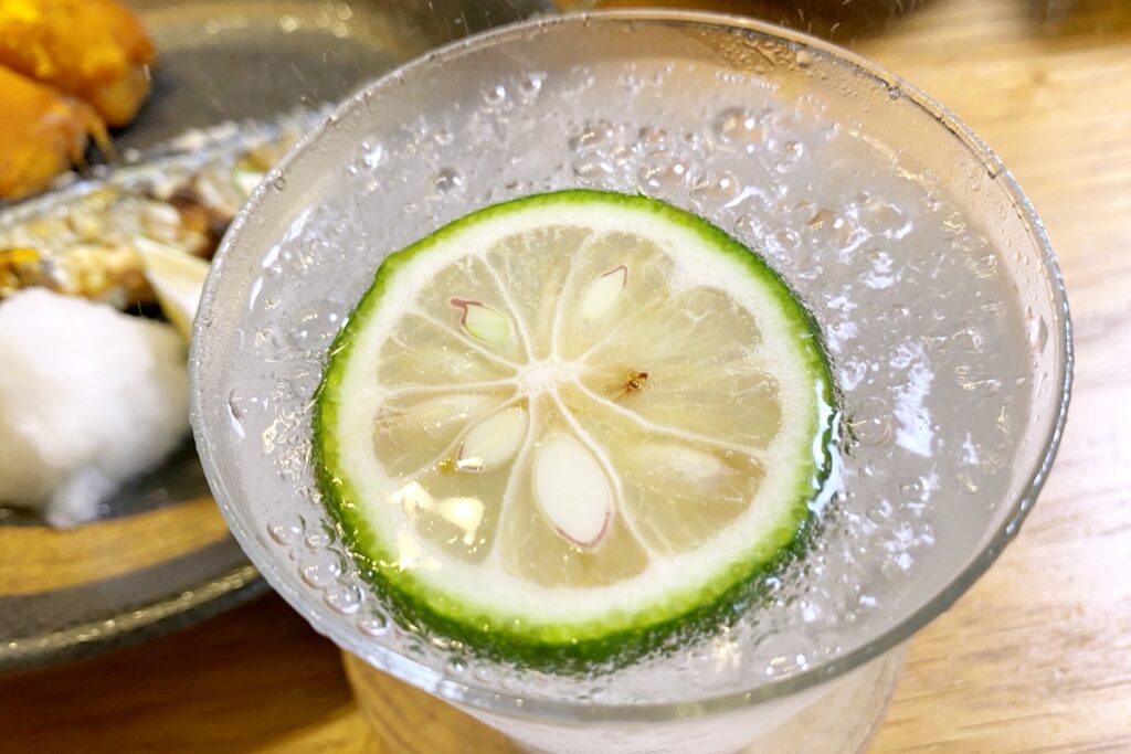 青柚子を入れた炭酸水