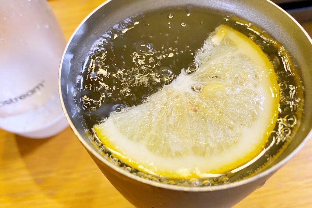 レモンの輪切りが入ったソーダー水