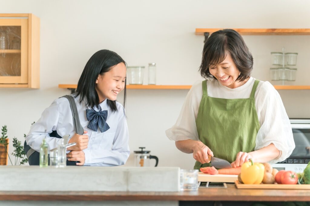 台所で会話をする母と娘