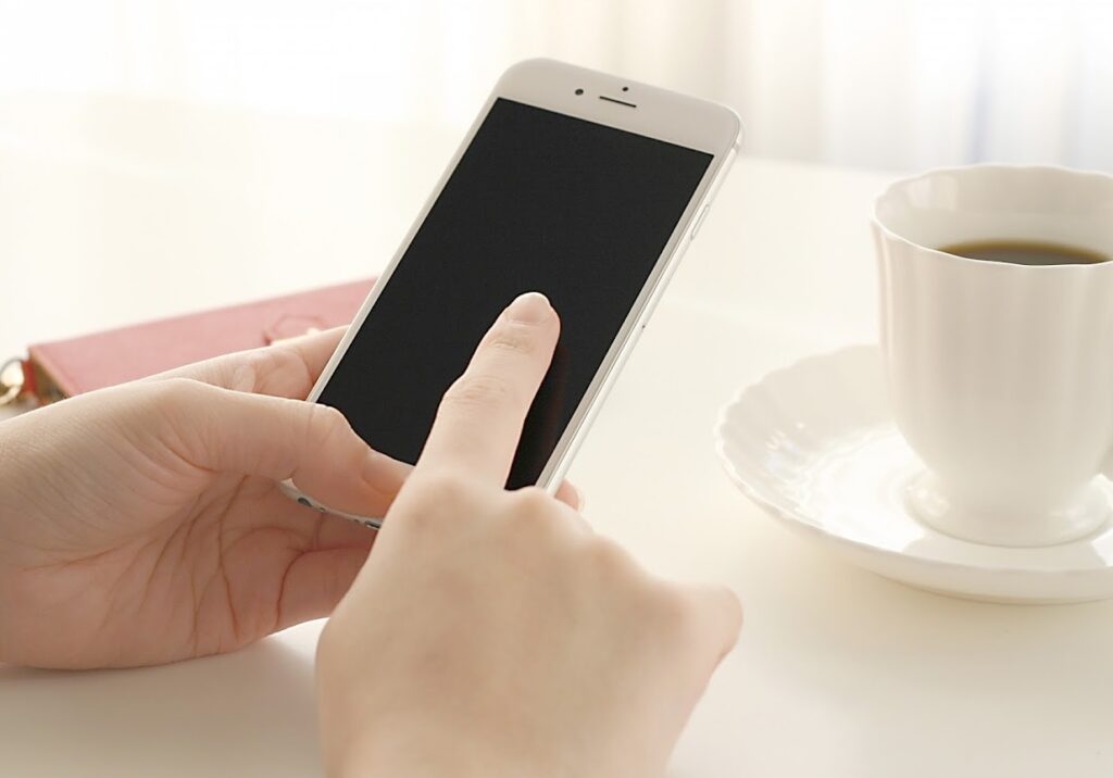 スマートフォンを触る手